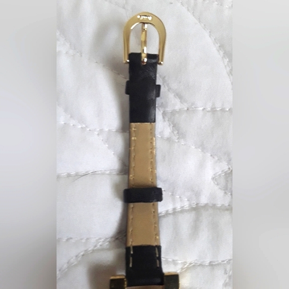 CLASSIC BURBERRY LEATHER BAND WATCH - Picture 8 of 16